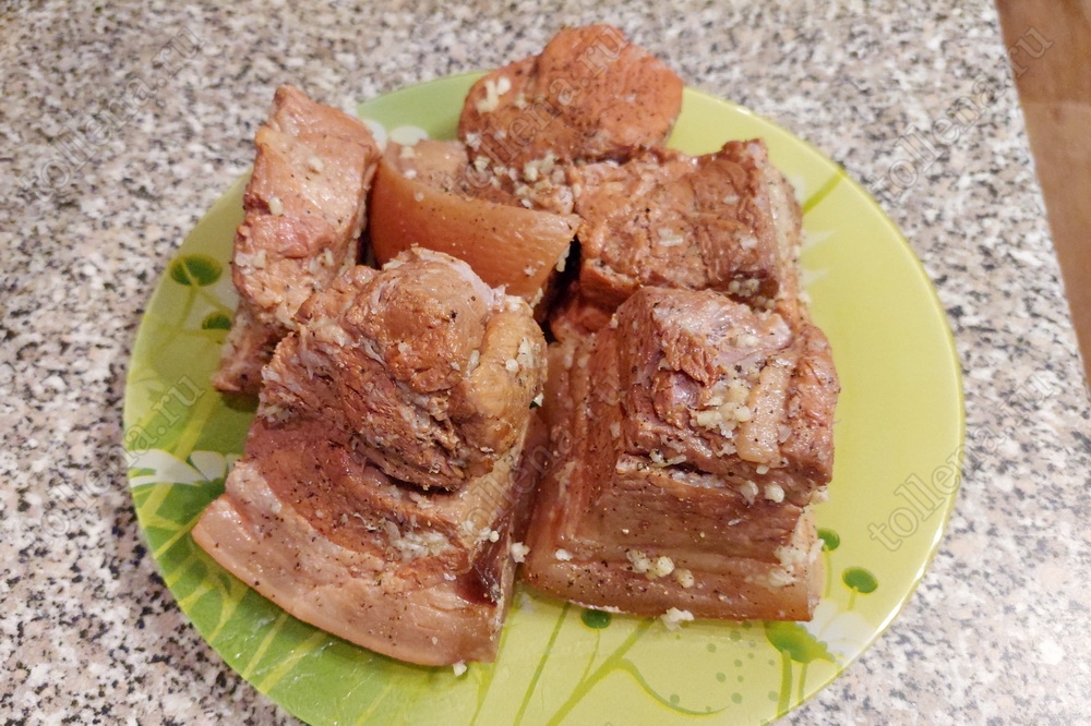 Вареная свиная корейка со специями