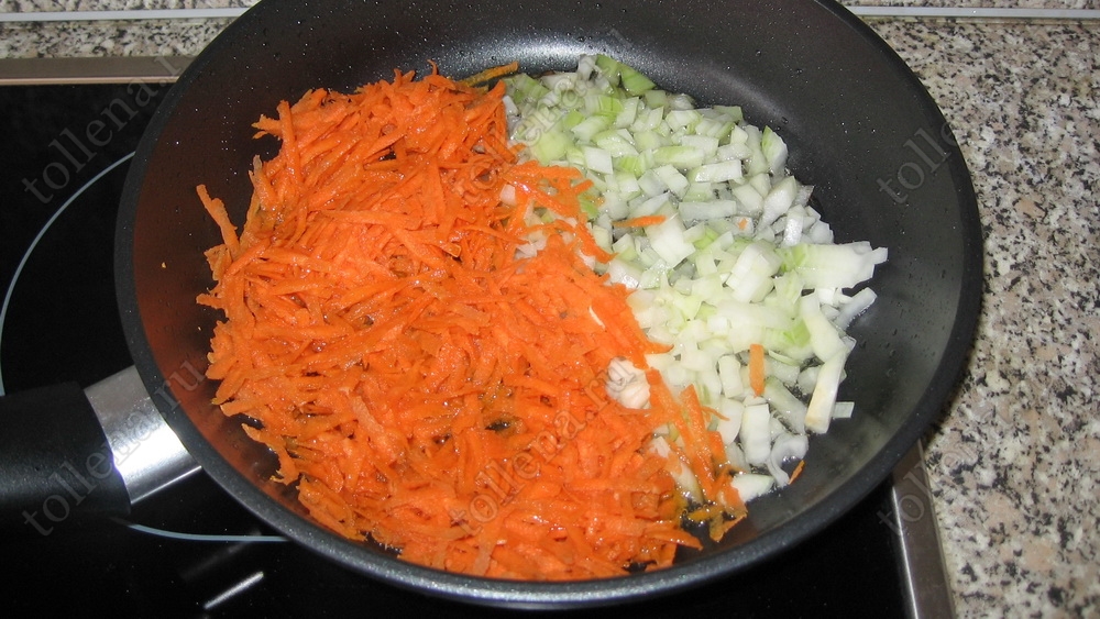 Тушим морковь и репчатый лук