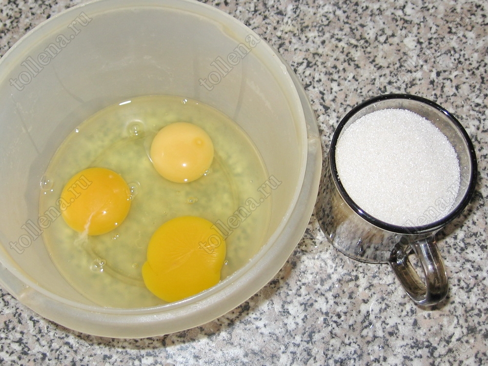 Взбиваем яйца с сахаром